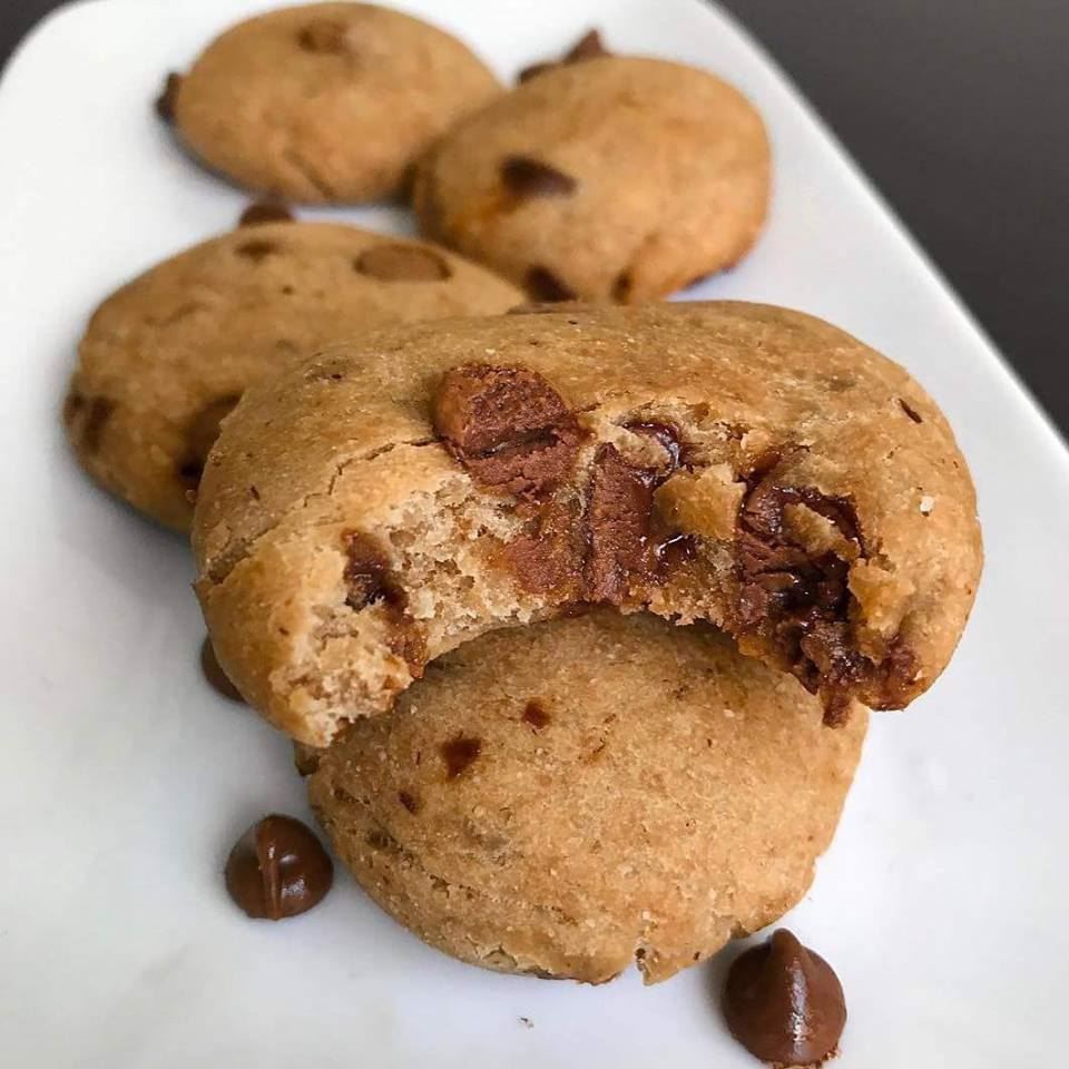 ··
Receita Cookie ?? de banana FIT!
Anota aí:
.
I N G R E D I E N T E S:
- 1 xícara de Whey de baunilha - 1 pitada de sal
- canela a gosto
- 1/4 de açúcar de coco ou qualquer tipo de adoçante em pó, xylitol
- 1 banana pequena amassada
- 2 cs de mel
- 1/4 xícara de pasta de amendoim (@power1one )
- 1/4 xícara de leite (pode ser vegetal)
- Gotas de chocolate (opcional)
.
Modo de fazer:
Em uma tigela grande, misture a proteína em pó, a canela, o sal marinho, o açúcar e misture bem. A