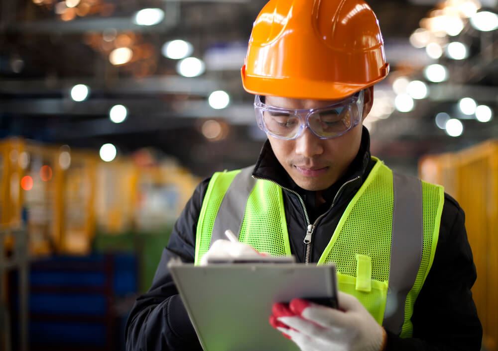 O que é Segurança do Trabalho?
O conceito de Segurança do Trabalho é definido como um conjunto de normas, ações e medidas preventivas destinadas à melhora dos ambientes de trabalho e a prevenção de doenças ocupacionais e acidentes do trabalho.
As ações ou medidas preventivas adotadas na segurança do trabalho podem ser de caráter técnico, administrativas, educativas, de engenharia, organizacionais, higiene ocupacional, ambientais, etc.
A principal finalidade da segurança do trabalho é promover