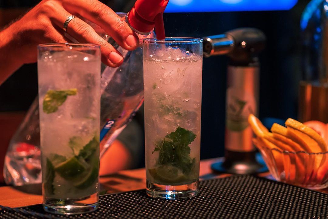 Os Happy Hours em Piumhi já não serão os mesmos. Falta pouco para abrir o nosso ponto de Cocktails aqui.

O drink da foto é um MOJITO CUBANO, do jeito clásico como é preparado no seu lugar de origem na Cuba. No bar chamado “ La Bodeguita del Medio “

Claro que a foto é nossa, e sabemos preparar ele daquele jeito clásico que quando você experimentar, não terá retorno 

OnzaCocktails em Piumhi