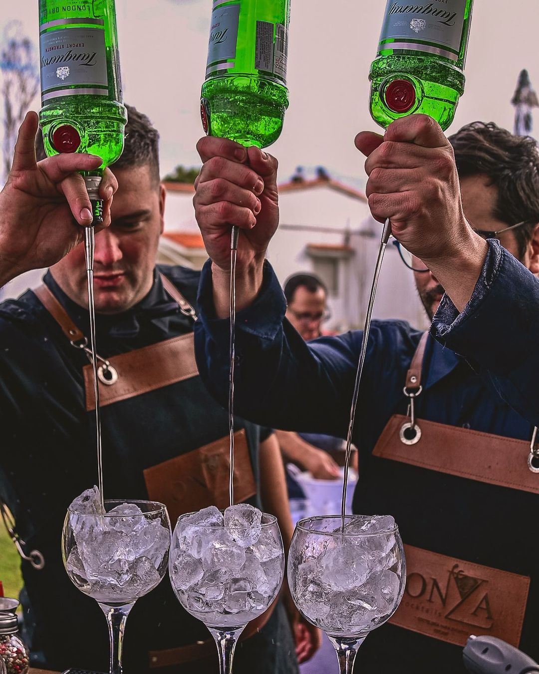- Na foto estávamos preparando um delicioso Gin & Tonic 
Gin Tanqueray - Tônica Swcheppes, muito gelo e a adição que você preferir, porque o Gin perfeito é aquele que você junta com o que você mais gosta de misturar.

O Gin é desde há muito a bebida mais consumida em todo o tipo de eventos. Para nós o motivo é bem claro, é um coquetel super delicado e versátil, fresco, aromático e se bem misturado dá vontade de beber durante todo o evento.Nos nossos cardápios você sempre encontrará opções delicadas para escolher.