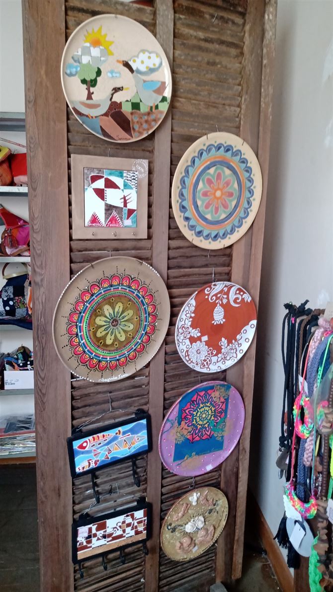 Pratos de cerâmica e porta chaves da Sagrada Terra você encontra aqui na Associação!