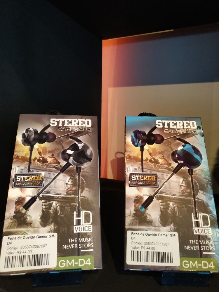 Earphone com microfone! Excelente opção para quem gosta de jogos. Fone de ouvido e microfone juntos. Aproveite!