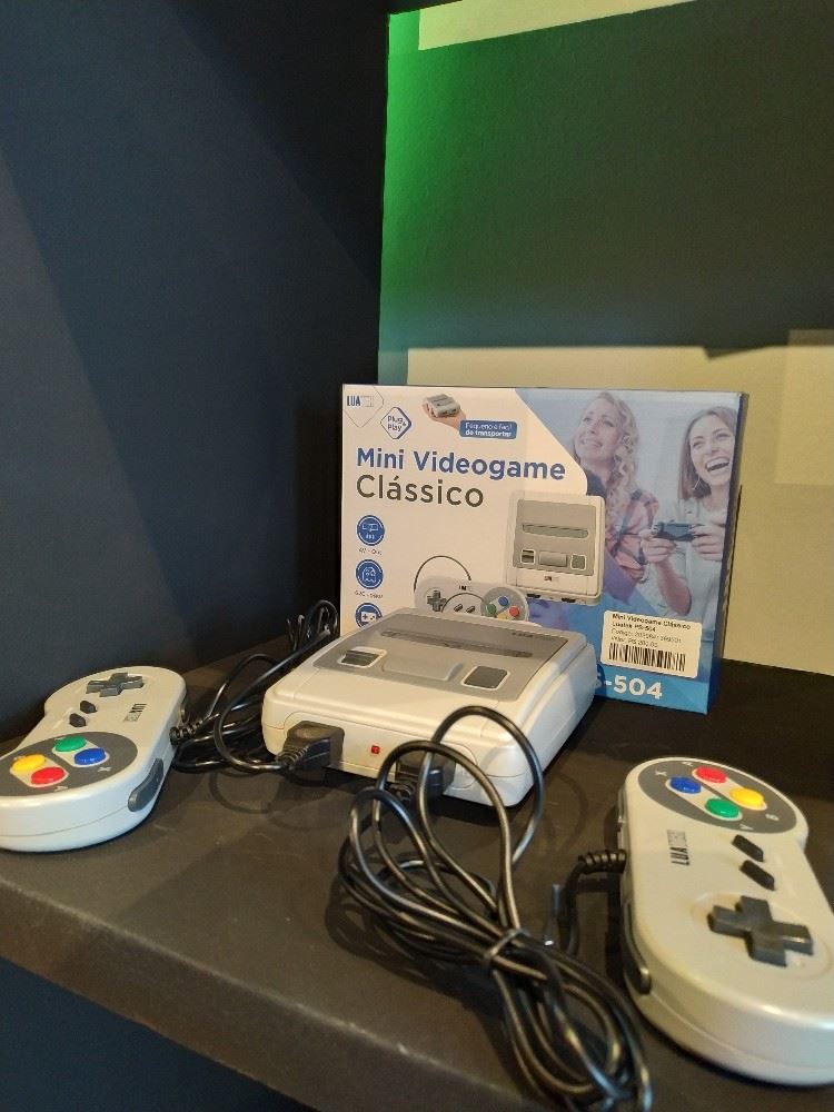 Vídeo game clássico, com 620 jogos retrô na memória! Acompanha 2 controles e serve em qualquer televisor! Poucas unidades!