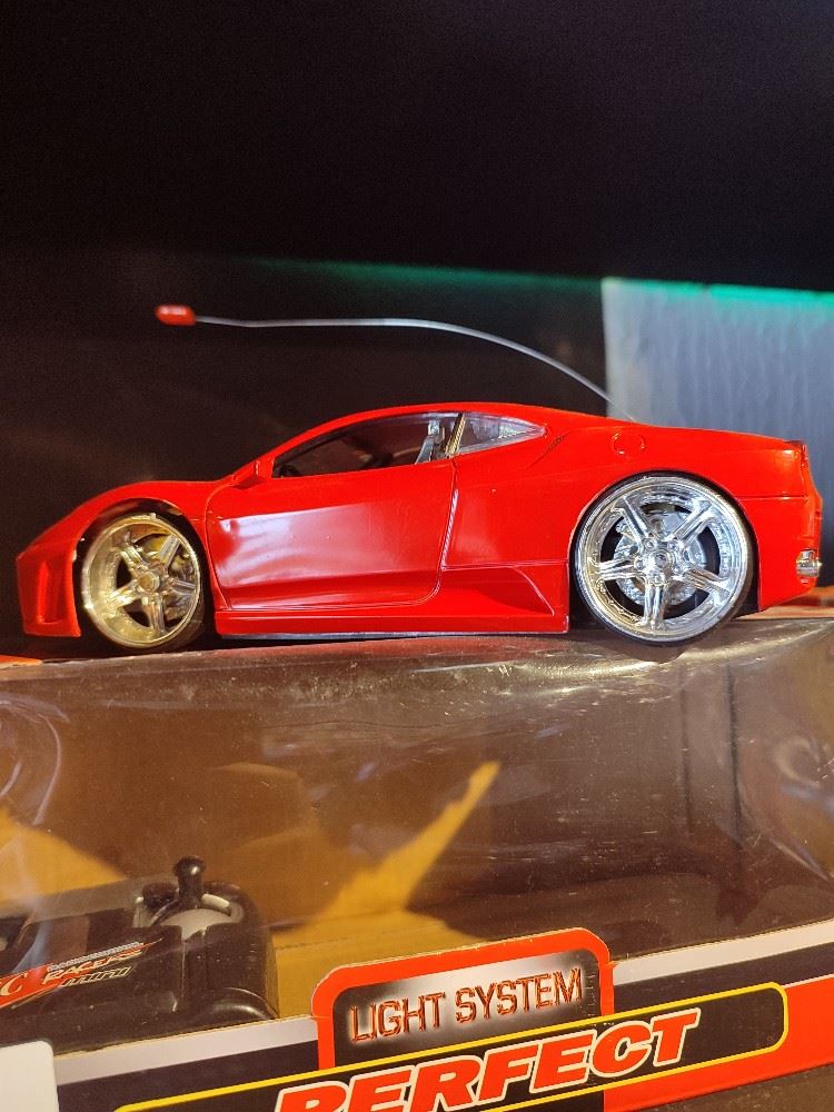 Perfect! Carro de controle remoto com luzes! Lindo demais!
R$100,00