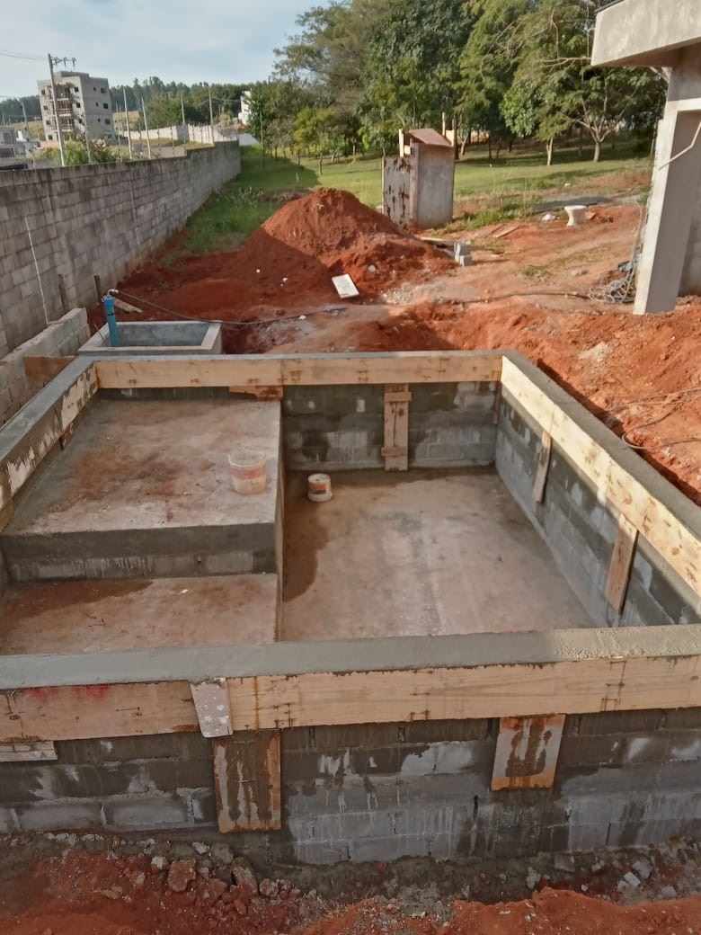 Piscina em andamento residencial floresta