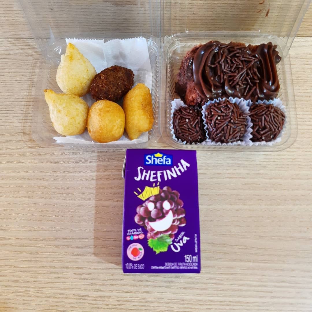 Kit festinha na escola:
5 salgadinhos + 3 brigadeiros + bolo + suco