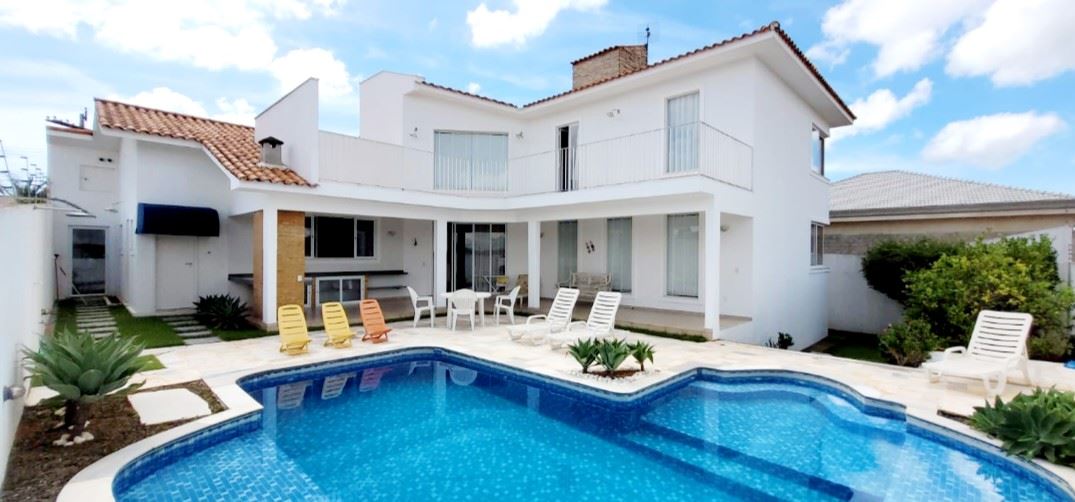 Vende-se Imóvel De Alto 
  Padrão. 

☆ Oportunidade Única ☆

☆Casa toda mobiliada com  móveis planejados.

☆Terreno 600 m²
☆ Área construída 400m²
☆ Garagem 2 carros
☆ Jardim na frente casa
☆ Sala com 3 ambientes 
☆ 5 Dormitórios todos com  suites
☆ 2 Banheiros 
☆ Quarto para despejo grande
☆ Bancadas em granito preto
☆ Cozinha toda moveis planejados 
☆ Lavanderia grande
☆ DCE completa com suíte
☆ Escada lindíssima para 2° nível
☆ Varandão com vista panorâmica 
☆ Piso otimo acabamento em toda casa 
☆ Piscina grande com hidromassagem 
☆ piscina toda iluminada
☆ Área gourmet churrasqueira completa
☆ Pomar com várias árvores frutíferas 
☆ Tem peças de acabamentos para reposição 

Lairton's Corretor De Imóveis Creci-mg f.53931 Contate-nos 35 99872 2266
https://www.instagram.com/reel/C4FwPalO3tl/?igsh=MmtvY3NmNmN0aWd6