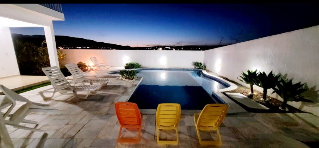 Vende-se Imóvel De Alto 
  Padrão. 

☆ Oportunidade Única ☆

☆Casa toda mobiliada com  móveis planejados.

☆Terreno 600 m²
☆ Área construída 400m²
☆ Garagem 2 carros
☆ Jardim na frente casa
☆ Sala com 3 ambientes 
☆ 5 Dormitórios todos com  suites
☆ 2 Banheiros 
☆ Quarto para despejo grande
☆ Bancadas em granito preto
☆ Cozinha toda moveis planejados 
☆ Lavanderia grande
☆ DCE completa com suíte
☆ Escada lindíssima para 2° nível
☆ Varandão com vista panorâmica 
☆ Piso otimo acabamento em toda casa 
☆ Piscina grande com hidromassagem 
☆ piscina toda iluminada
☆ Área gourmet churrasqueira completa
☆ Pomar com várias árvores frutíferas 
☆ Tem peças de acabamentos para reposição 

Lairton's Corretor De Imóveis Creci-mg f.53931 Contate-nos 35 99872 2266
https://www.instagram.com/reel/C4FwPalO3tl/?igsh=MmtvY3NmNmN0aWd6