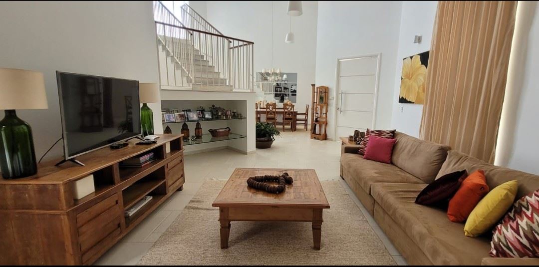 Vende-se Imóvel De Alto 
  Padrão. 

☆ Oportunidade Única ☆

☆Casa toda mobiliada com  móveis planejados.

☆Terreno 600 m²
☆ Área construída 400m²
☆ Garagem 2 carros
☆ Jardim na frente casa
☆ Sala com 3 ambientes 
☆ 5 Dormitórios todos com  suites
☆ 2 Banheiros 
☆ Quarto para despejo grande
☆ Bancadas em granito preto
☆ Cozinha toda moveis planejados 
☆ Lavanderia grande
☆ DCE completa com suíte
☆ Escada lindíssima para 2° nível
☆ Varandão com vista panorâmica 
☆ Piso otimo acabamento em toda casa 
☆ Piscina grande com hidromassagem 
☆ piscina toda iluminada
☆ Área gourmet churrasqueira completa
☆ Pomar com várias árvores frutíferas 
☆ Tem peças de acabamentos para reposição 

Lairton's Corretor De Imóveis Creci-mg f.53931 Contate-nos 35 99872 2266
https://www.instagram.com/reel/C4FwPalO3tl/?igsh=MmtvY3NmNmN0aWd6