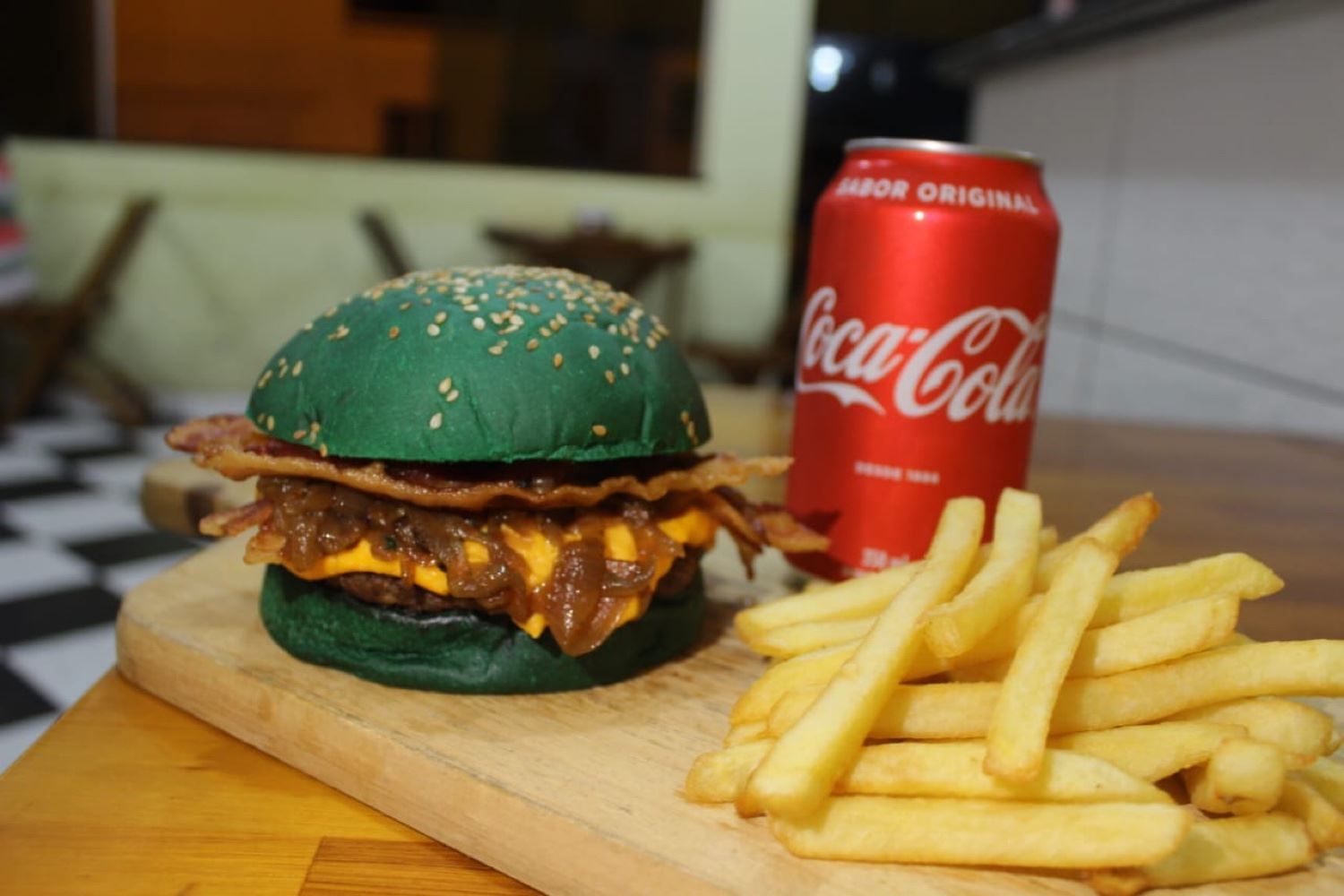 Cheddar Burguer. Esta maravilha você encontra só aqui. 