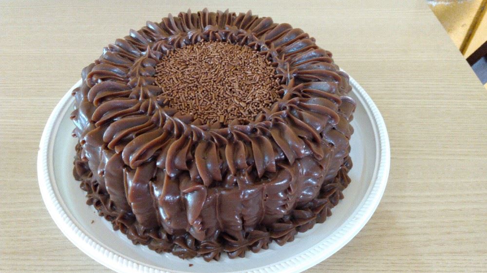 Bolo de brigadeiro serve de 8 a 10 pessoas 45,00 reais sob encomenda