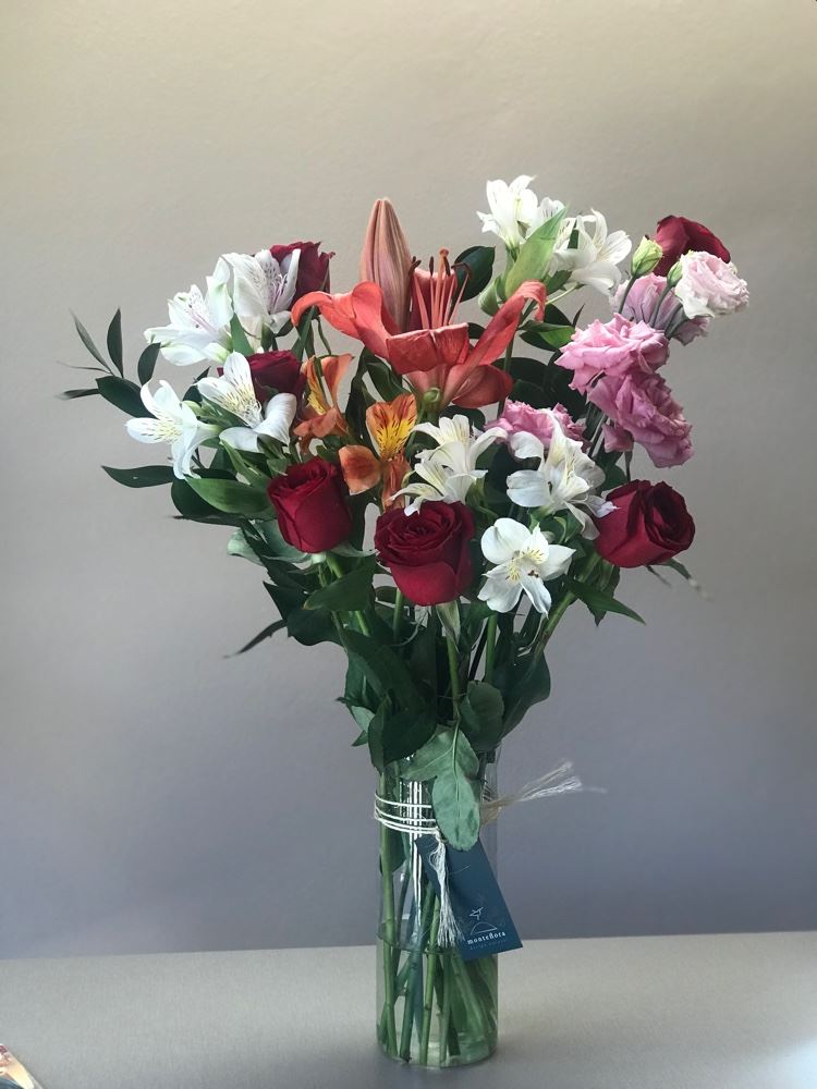 Cilindro floral 🌺
Acompanha vaso de vidro 
Fazemos entregas (taxa 6,00) 