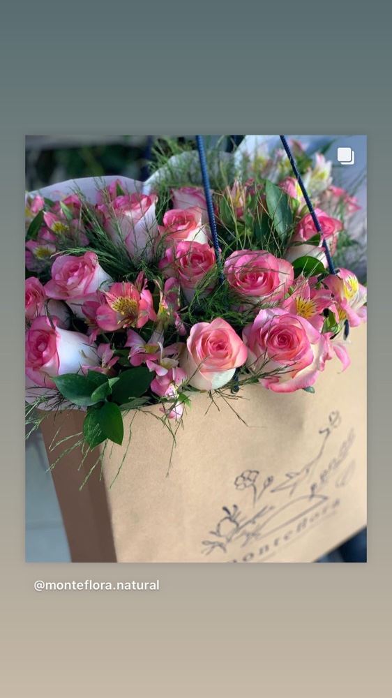 Buquê de 12 rosas 🌹 
Na nossa sacola linda personalizada 