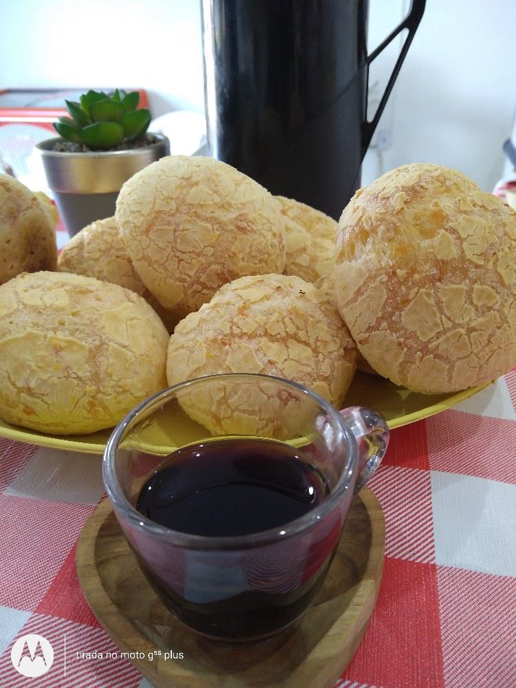 Cafezinho ☕ com pão de queijo 😋 Aqui no Mundo dos Salgados! 