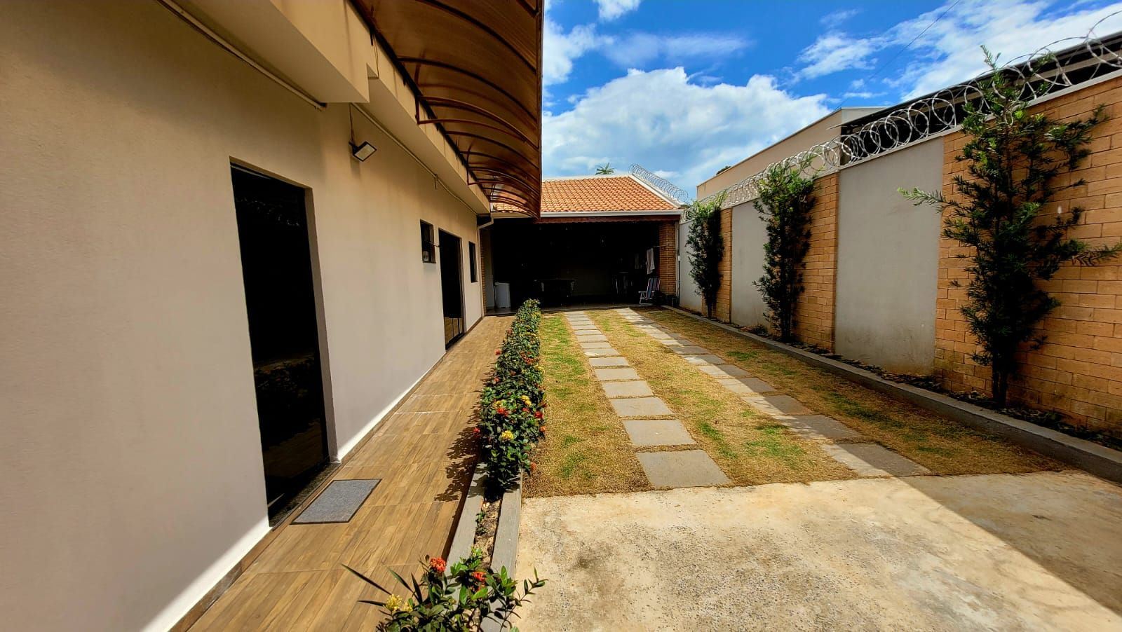 CASA A VENDA NO BAIRRO DO PORTO, OPORTUNIDADE IMPAR!

- TERRENO 180m² / Área construída 110m²
- Garagem para 3 Carros
- 3 Quartos
- 1 Banheiro Social 
- Sala Ampla
- Cozinha Espaçosa
- 1 Lavanderia 

O IMÓVEL DOS SEUS SONHOS PODE SER SEU! ENTRE EM CONTATO COMIGO: 35 99872 2266
