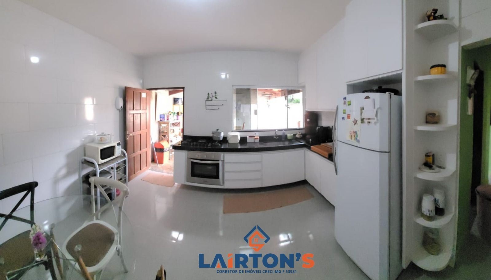 Terreno: 142 m²
Área construída: 70 m²
Garagem
Sala
2 Dormitórios
Banheiro Social
Cozinha
Lavanderia
Toda murada
Área grande no fundo, totalmente concertada
Encante-se com esta casa charmosa e prática! Com 142 m² de terreno e 70 m² construídos, oferece sala, 2 dormitórios, banheiro, cozinha, lavanderia e garagem. Todo o terreno é murado para privacidade, e a área no fundo, totalmente concertada, é ideal para momentos ao ar livre. Seu novo lar aguarda por você!

LAIRTON'S CORRETOR DE IMOVEIS 
INTERESSADOS CONTATE-NOS 35 99872 2266