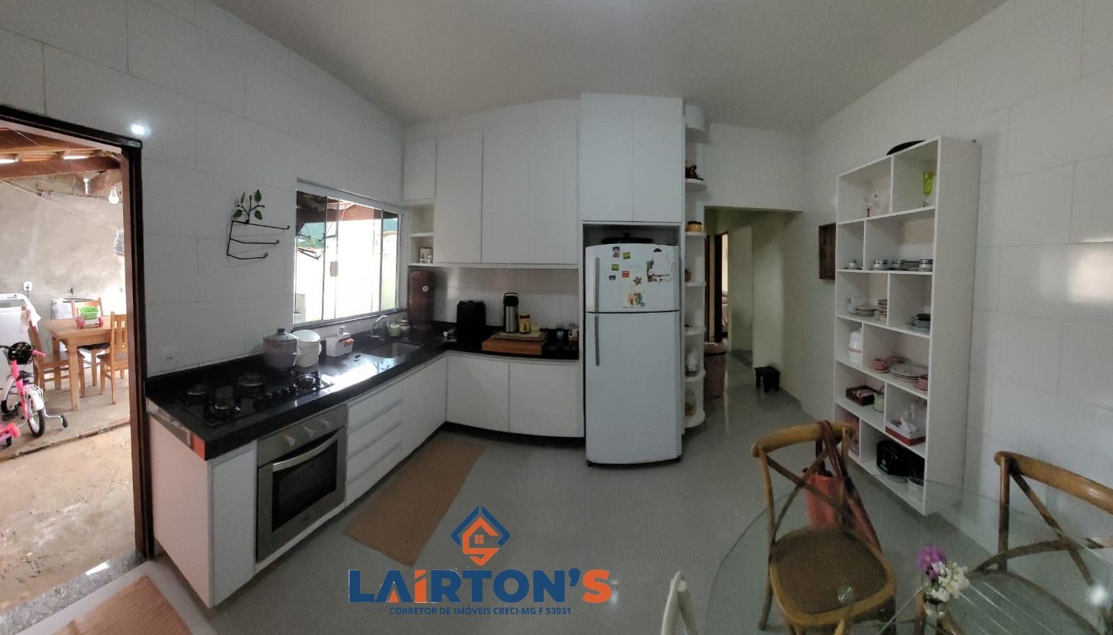 Terreno: 142 m²
Área construída: 70 m²
Garagem
Sala
2 Dormitórios
Banheiro Social
Cozinha
Lavanderia
Toda murada
Área grande no fundo, totalmente concertada
Encante-se com esta casa charmosa e prática! Com 142 m² de terreno e 70 m² construídos, oferece sala, 2 dormitórios, banheiro, cozinha, lavanderia e garagem. Todo o terreno é murado para privacidade, e a área no fundo, totalmente concertada, é ideal para momentos ao ar livre. Seu novo lar aguarda por você!

LAIRTON'S CORRETOR DE IMOVEIS 
INTERESSADOS CONTATE-NOS 35 99872 2266