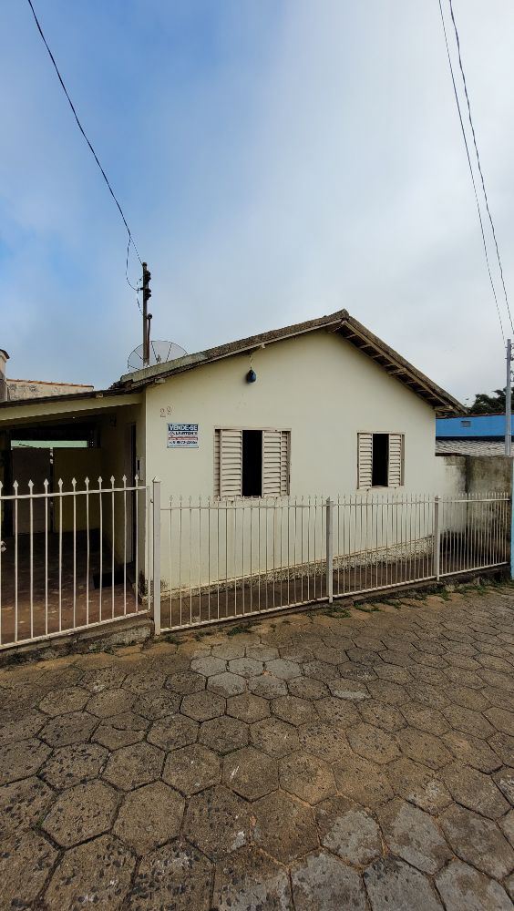 CASA A VENDA BAIRRO JD.AMERICA, PRÓXIMO HORTIFRUTI JOSE DO CONGO.

☆☆☆ VEM QUE TEM! ☆☆☆

☆☆☆ VALOR $ 140.MIL ☆☆☆

☆ Área Construída 70 M²
☆ Garagem 
☆ Sala
☆ 2 Dormitórios 
☆ Banheiro Social 
☆ Cozinha
☆ Casinha Dispensa 
☆ Lavanderia 
☆ Área Livre No Fundo

Realize Seu Sonho Da Casa Própria, Em Um Lugar Tranquilo E Aconchegante. Próximo Hortifruti, Supermercado, Açougue, Escola e Muito Mais.

Lairton's Corretor De Imóveis Creci-mg f.53931. Contate-nos 35 99872 2266.
https://www.instagram.com/reel/C6JVm0FOWMz/?igsh=NXQ2a3p3bGFwZ2Nj
