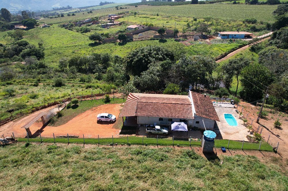 CHÁCARA A VENDA BAIRRO JATOBA,NEGÓCIO DE OCASIÃO!

☆☆☆ EXCLUSIVIDADE ☆☆☆

☆☆☆ VEM QUE TEM! ☆☆☆

☆☆☆ÁREA DE ALTA VALORIZAÇÃO ☆☆☆

☆☆☆ VALOR $ 950 MIL ☆☆☆ 

☆☆☆ 4.000 PÉS DE CAFÉ PRODUZINDO ☆☆☆

☆ 1 Km De Carmo Do Rio Claro 
☆  ÁREA 27.800 M²
☆ 500 M² Cercado Alambrado 
☆ Portão Eletrônico

☆ CASA SEDE
☆ Área Construída 190 M²
☆ Garagem P/ 6 Carros 
☆ Avarandada 3/4 Da Casa
☆ Sala Ampla 
☆ 3 Dormitórios Sendo 1 C/
 Suite
☆ Corredor 
☆ Banheiro Social 
☆ Cozinha Ampla 
☆Piso Retificado
☆ Área Gourmet Completa 
☆ Pia,Balcão, Bancada De
  Granito 
☆ Lavabo
☆ Fogão A Lenha 
☆ Churrasqueira 
☆ Piscina
☆ Dek 
☆ Palhou
☆ Galinheiro 
☆ Açude P/ Criação Peixes
☆ Nascente De Água Natural 
☆ Pomar C/ Várias Árvores
  Frutíferas 
☆ Caixa D'água 3.000 Litros 
☆ Campinheira
☆ 2 Piquetes Grandes

☆☆☆ ACEITA CASA DE MENOR VALOR COMO PARTE DE PAGAMENTO ☆☆☆

Lairton's Corretor De Imóveis Creci-mg f.53931. Contate-nos 35 99872 2266.
https://www.instagram.com/reel/C6jb1LxuxOj/?igsh=bmNxamF1ajh4b2x4
https://www.instagram.com/reel/C6jgfcSO2Pr/?igsh=MXBldzYyZnpqbW9zbg==
https://www.instagram.com/reel/C6q1J4DuwOM/?igsh=MWJ2cHZicWttNm14Mw==