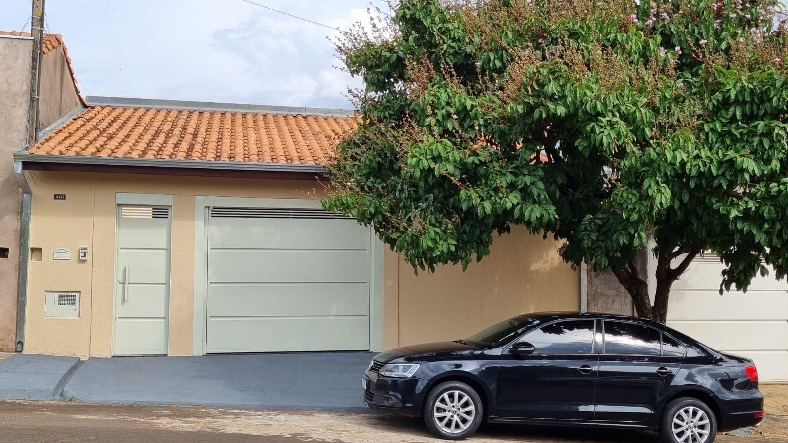CASA A VENDA BAIRRO:RESIDENCIAL PERES ELIAS,NA QUINTA DO CAFÉ. 

☆☆☆ FRANCA SP ☆☆☆

☆☆☆ VEM QUE TEM! ☆☆☆

☆☆☆ VALOR $ 330.MIL ☆☆☆

☆☆☆ ÁREA DE ALTA VALORIZAÇÃO ☆☆☆

☆ Terreno 160 M²
☆ Área Construída 136.48 M²
☆ Portão Eletrônico E Social 
☆ Garagem P/ 3 Carros
☆ Toda Murada C/ Mega Segurança 
☆ Mega Sala De Estar
☆ 3 Dormitórios Sendo 1 Suíte
☆ Cozinha Ampla 
☆ Dormitório Nos Fundos 
☆ Entrada Independente P/ Fundos 
☆ Lavanderia Ampla 
☆ Área P/ Construir Churrasqueira 

☆ FRANCA UMA DAS 5 CIDADES,CONSIDERADA DE MELHOR QUALIDADE DE VIDA PARA SE VIVER,DO POVO MAIS ACOLHEDOR DO ESTADO DE SP.

Lairton's Corretor De Imóveis Creci-mg f.53931. CONTATE-NOS 35 99872-2266.