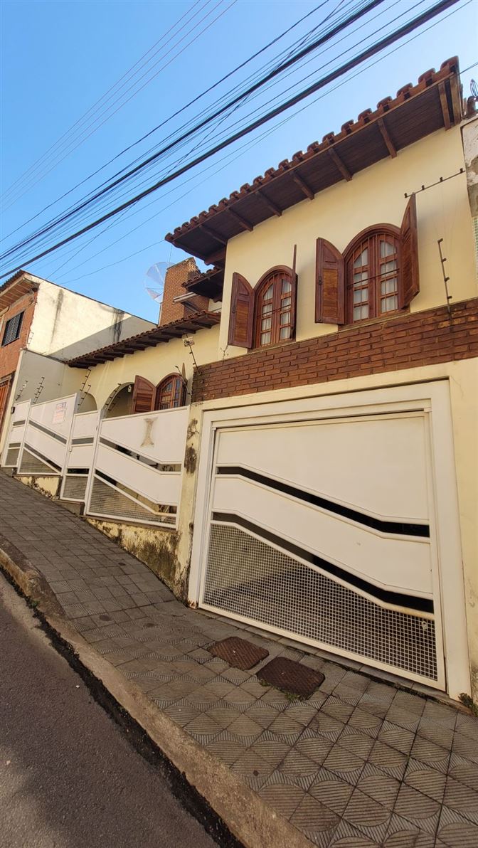 TRIPLEX DE ALTO PADRÃO A VENDA. CENTRO DE ALFENAS MG!

NEGÓCIO E OPORTUNIDADE DE OCASIÃO!

☆☆☆ EXCLUSIVIDADE ☆☆☆

☆☆☆ ALFENAS MG ☆☆☆

☆☆☆ ÁREA DE ALTA VALORIZAÇÃO ☆☆☆

☆☆☆ VALOR $ 980.MIL ☆☆☆

☆ Terreno 250 M²
☆ Área Construída 277 M²

☆ Térreo

☆ Portão Eletrônico C/ 2 Entrada Social
☆ Garagem Ampla C/ Entrada Independente P/Sala De Estar
☆ Sala De Jantar Ampla
☆ Sala De TV
☆ Escadas Todas C/ Granito 
☆ Portais E Portas Todos De  Madeiras De Alta Qualidade 
☆ Janelas De Madeiras Alta  Qualidade 
☆ Banheiro Social 
☆ Dormitório C/ Suíte 
☆Escritório Comercial 
☆ Sala De Espera C/ Lavabo
☆ Área Social
☆ Lavanderia Ampla Toda Coberta 
☆ Toda Murada 
☆ Quintal 

☆☆☆ SEGUNDO PAVIMENTO ☆☆☆

☆ 3 Dormitórios Sendo 1 C/ Suíte
☆ Lavabo
☆ Banheiro Social 
☆ Sacada C/ Vista Exuberante Da Cidade

☆☆☆ TERCEIRO PAVIMENTO ☆☆☆

☆ Área Gourmet Completa 
☆ Lavabo 
☆ Churrasqueira 
☆ Terraço Amplo

Lairton's Corretor De Imóveis Creci-mg f.53931. Contate-nos 35 99872 2266.