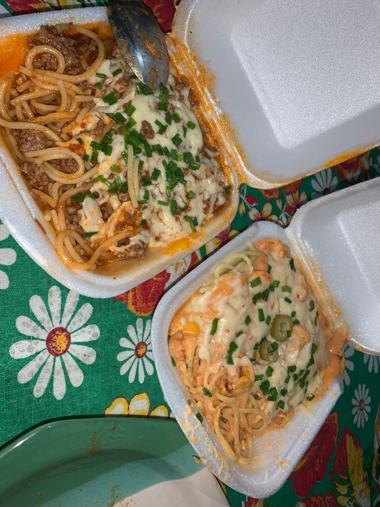 Macarrão bolonhesa e de strogonoff, comi antes de tirar a foto