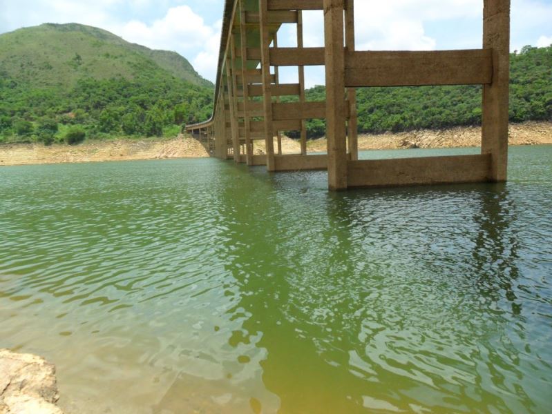 Sob a Ponte Torta, ou Ponte do Poção. Foto: Valter Azevedo Santos.