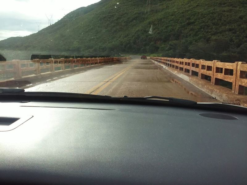 Dentro do carro sobre a Ponte Torta, ou Ponte do Poção. Foto: Joaquim da Silva Junior.