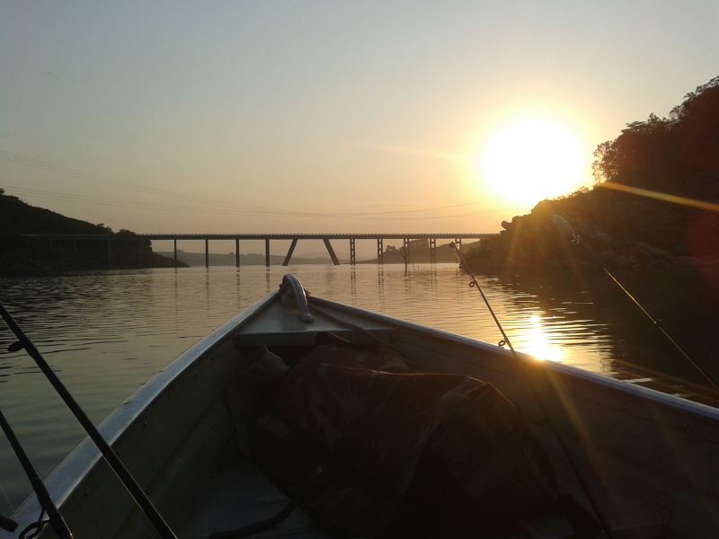 Sob a Ponte Torta, ou Ponte do Poção. Foto de 
<a href="https://tucunarevivo.com/paisagenslocaisdepesca/" target="_blank">Tucunarevivo.com</a>