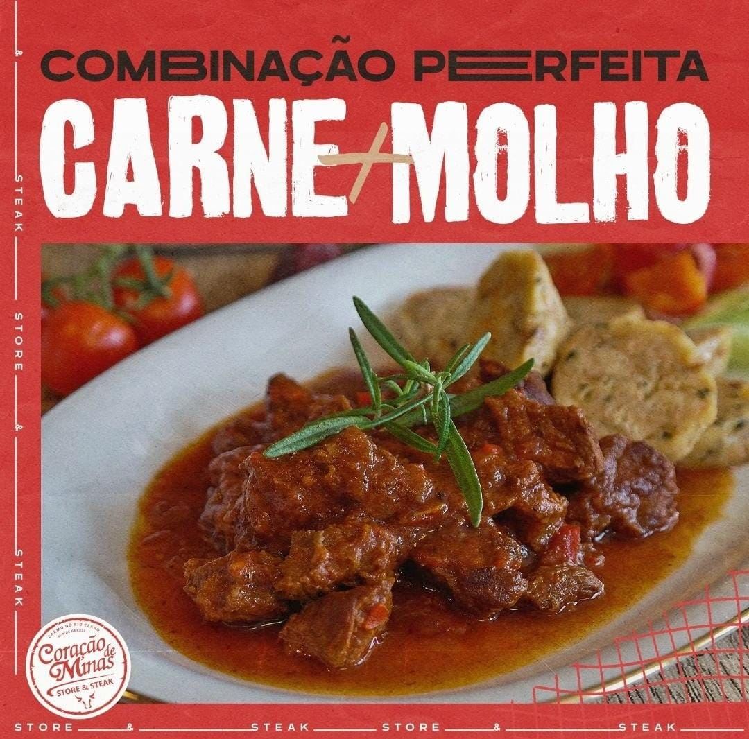 Nesse tempo frio, nada melhor do que uma preparação de carne bem suculenta, regada à um molho quentinho. Já deu água na boca! ??
Aqui na Coração de Minas Store você encontra cortes especiais de carne e também os molhos que harmonizam perfeitamente com sua carne preferida!