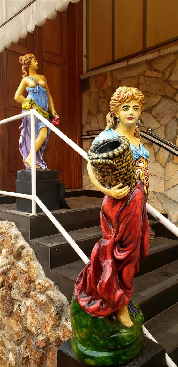 Estatuas pictoricas na entrada do Museu