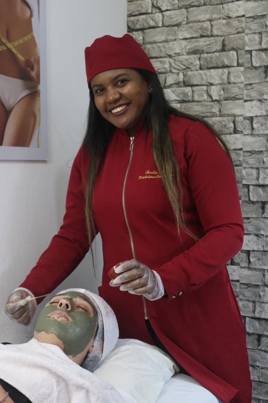 Especialista em depilação a laser, massoterapia e técnicas estéticas terapêuticas